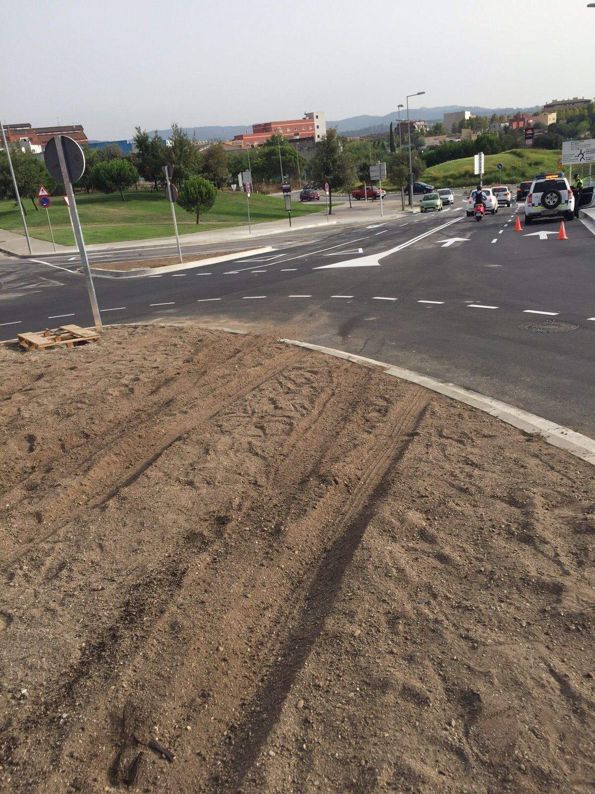 Rodedes de cotxes al mig de la rotonda. FOTO: Cedida 