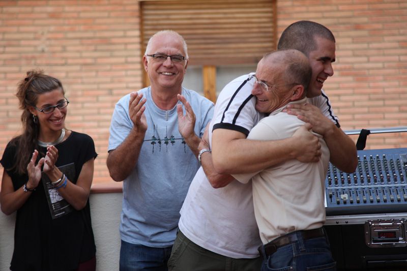 Julià Mestieri i Manel Sánchez, abraçant-se després de les emotives paraules de Sánchez. FOTO: Lali Puig