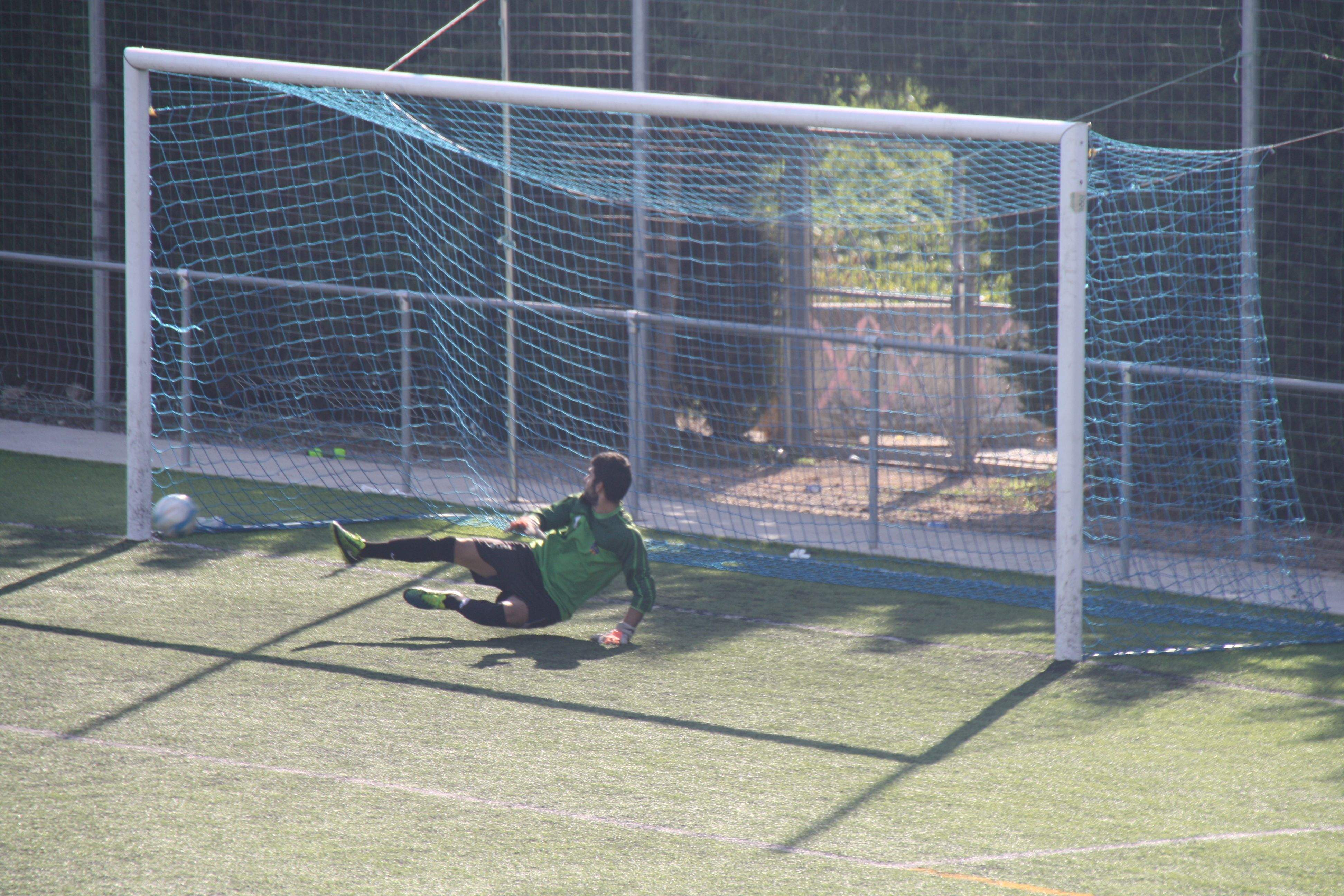 Nacho Moretones ha enganyat en el penal al porter local Alejandro. FOTO: Àlex López Puig