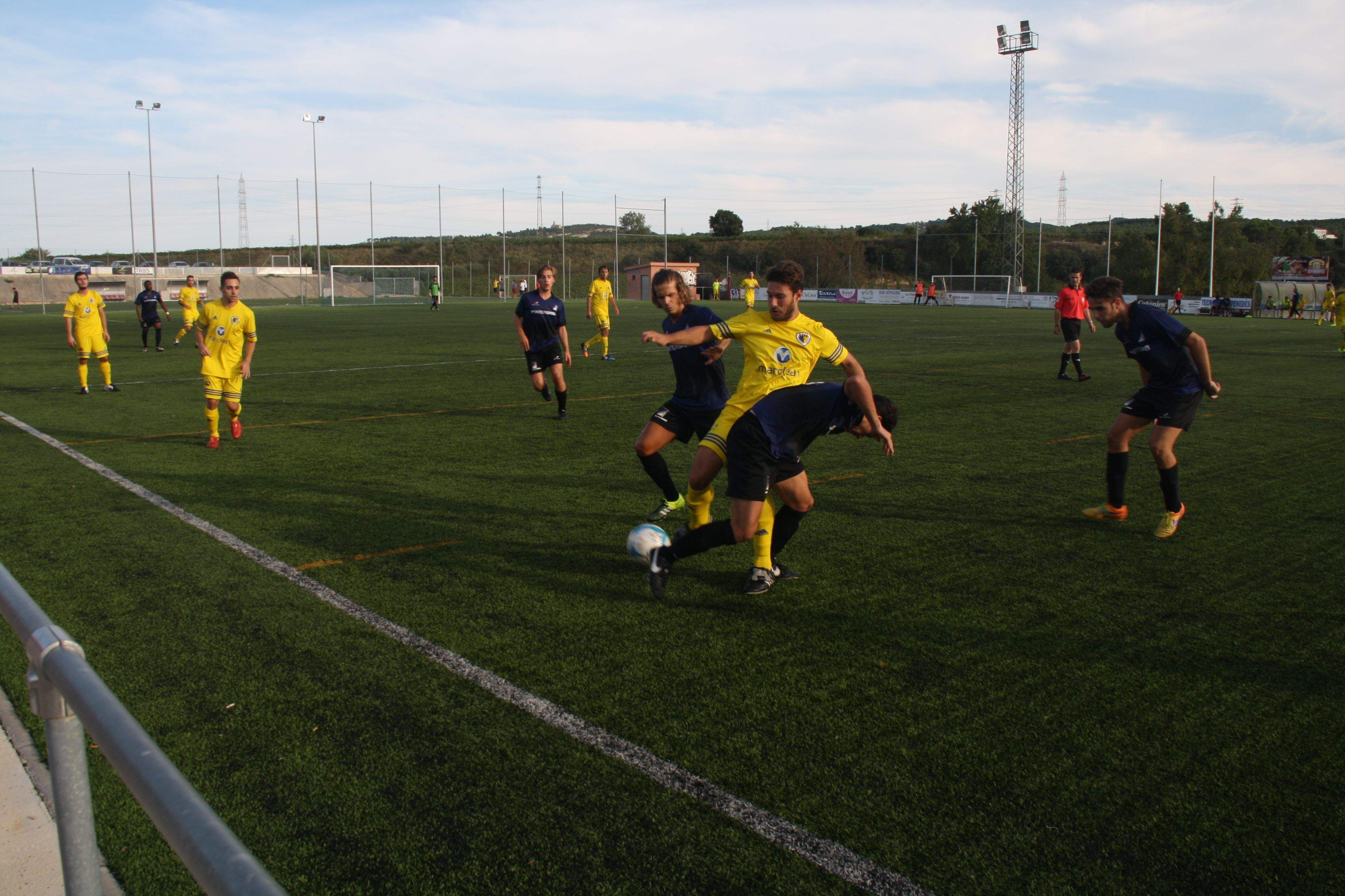 El Junior FC ha superat l'AE Moja per 0 gols a 2. FOTO: Àlex López Puig