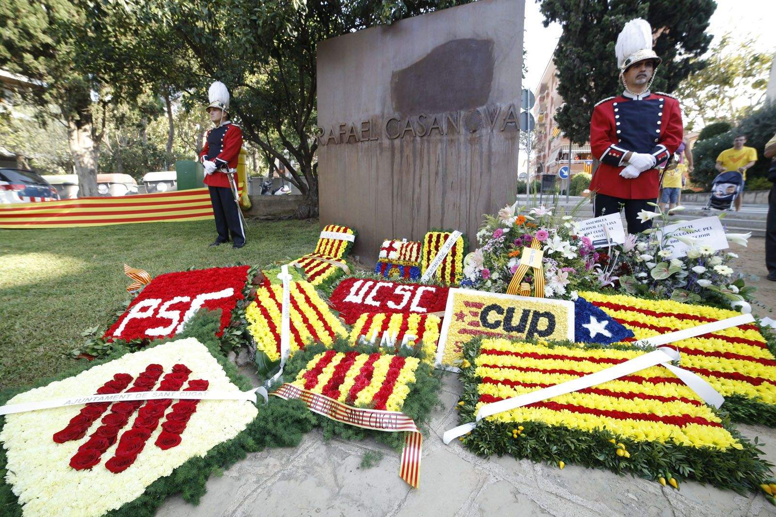 Bona part dels partits locals participen de l'ofrena floral de l'11 de setembre a Sant Cugat. FOTO: Artur Ribera