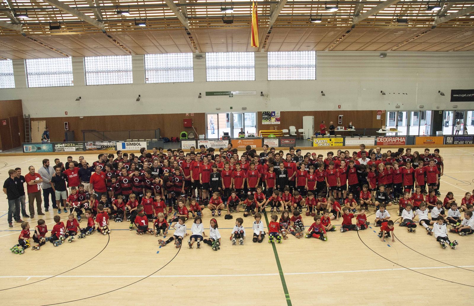 Els 24 equips del PHC Sant Cugat, en la presentació. FOTO: Aïda Sotelo