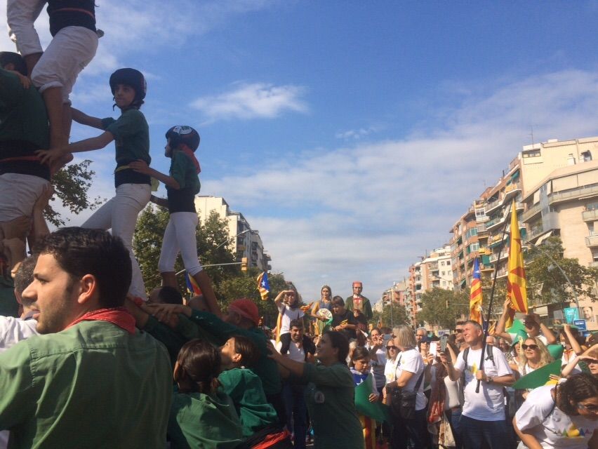 Castellers de Sant Cugat i Geganters, a la Via Lliure. FOTO: &Agrave;gata Guin&oacute;