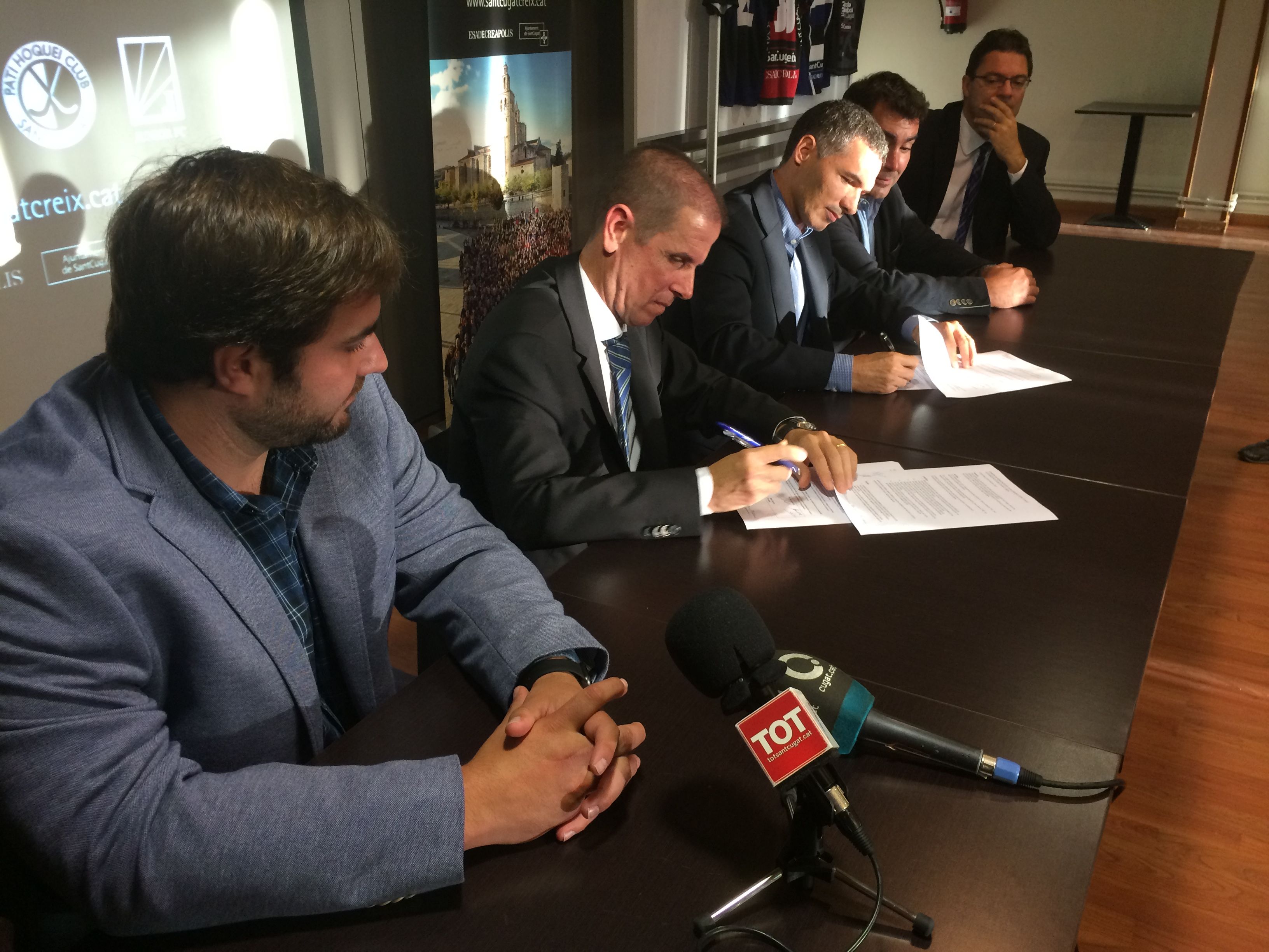 El president del Junior FC, Xavier Guix, signant l'adhesió a Sant Cugat Creix. FOTO: À. L. P.