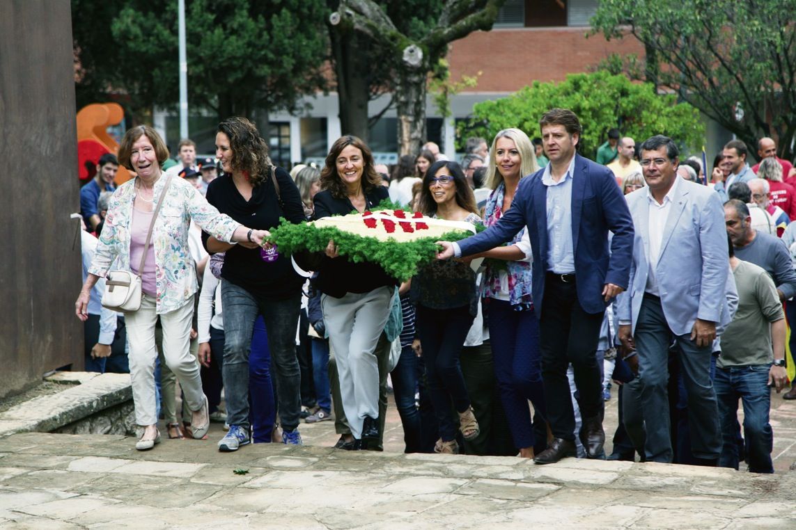 L'alcaldessa, els portaveus municipals i el president de l'EMD fent l'ofrena. FOTO: Lali Puig
