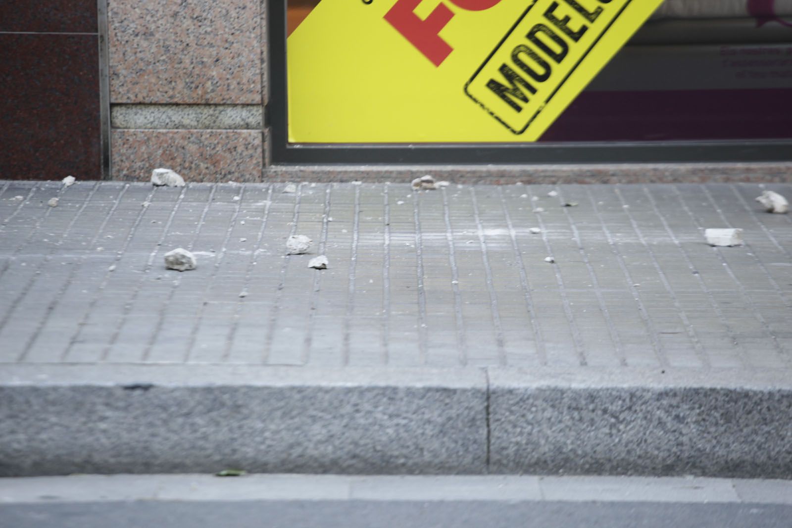 Les pedres que han caigut no han impactat contra ning&uacute;. FOTO: Artur Ribera