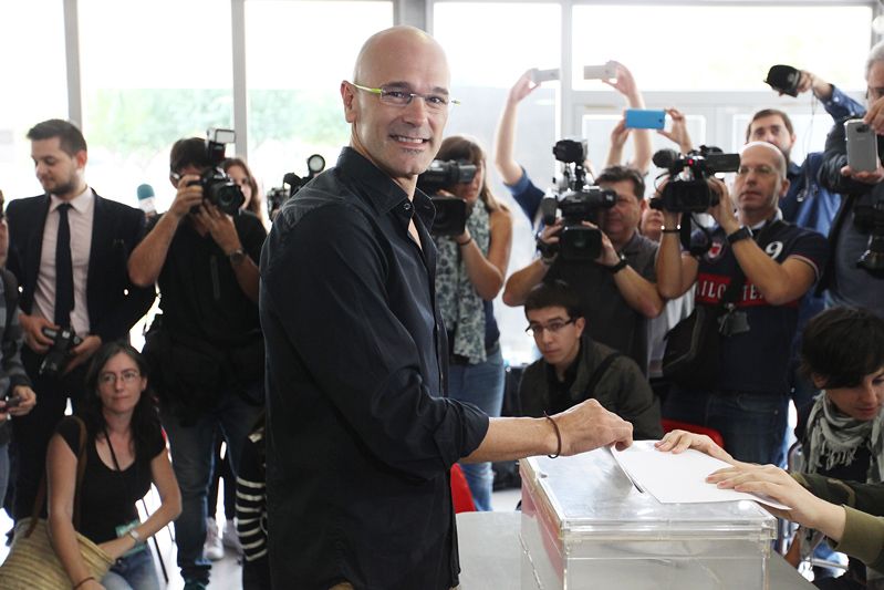 El santcugatenc Raül Romeva, nou conseller de la Generalitat, votant a les passades eleccions del 27 de setembre. FOTO: Lali Puig
