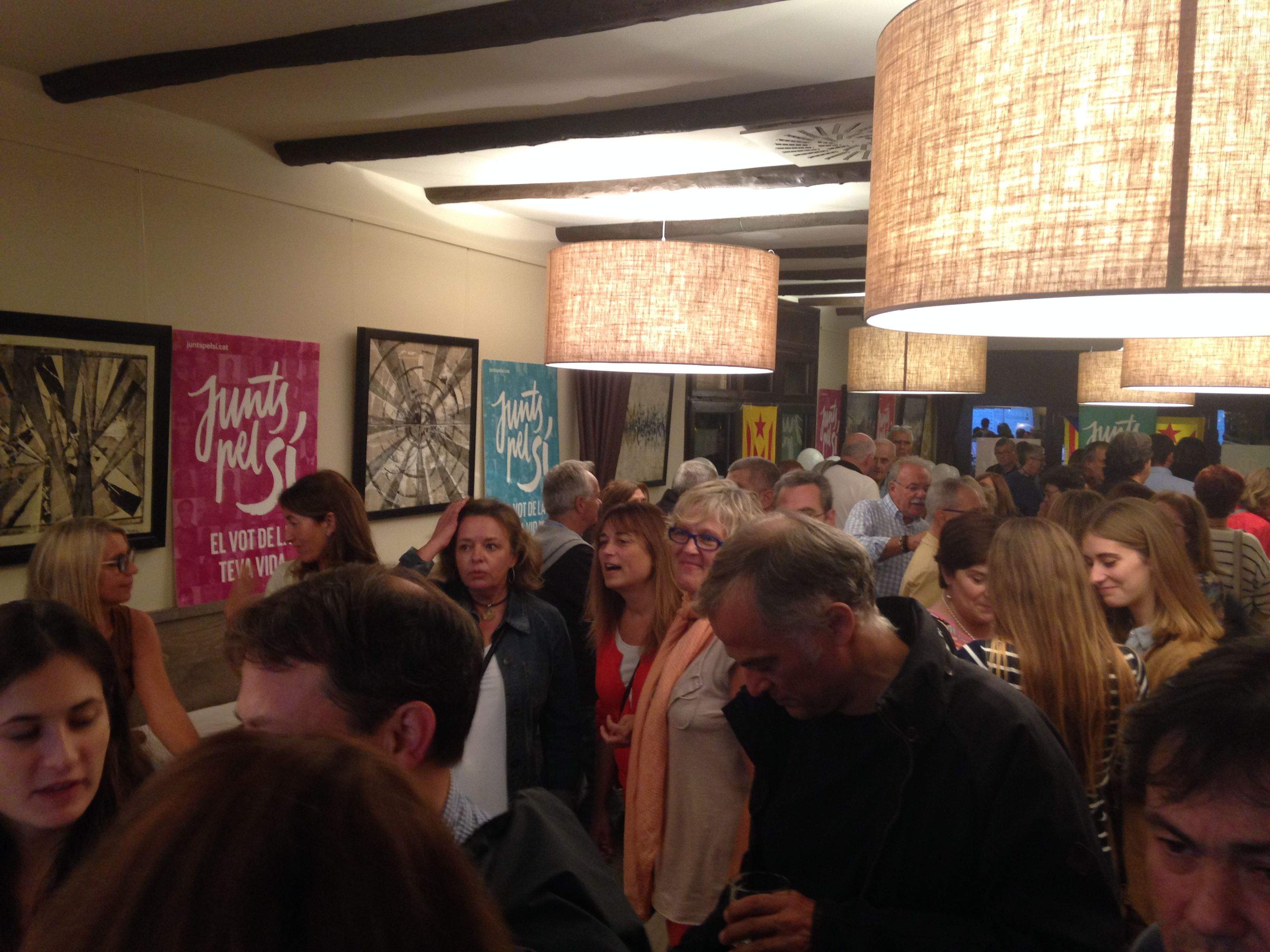 Els simpatitzants de Junts pel Sí s'han trobat a El Mesón.