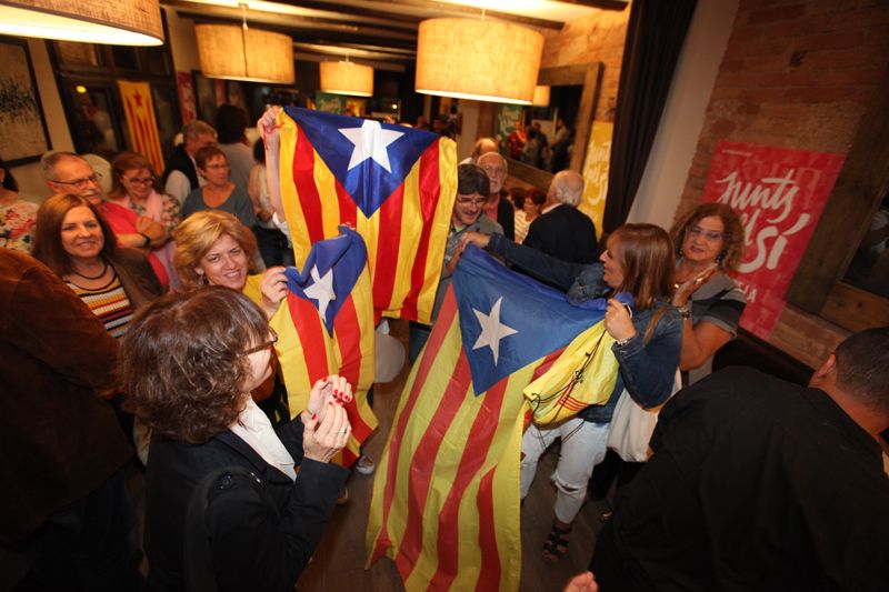 Crits d'independència per celebrar el triomf de Junts pel Sí. FOTO: Lali Puig Crits d'independència per celebrar el triomf de Junts pel Sí. FOTO: Lali Puig
