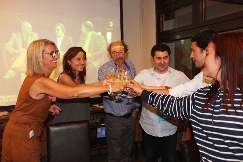 Els representants polítics locals han brindat per celebrar la victòria. FOTO: Lali Puig Els representants polítics locals han brindat per celebrar la victòria. FOTO: Lali Puig