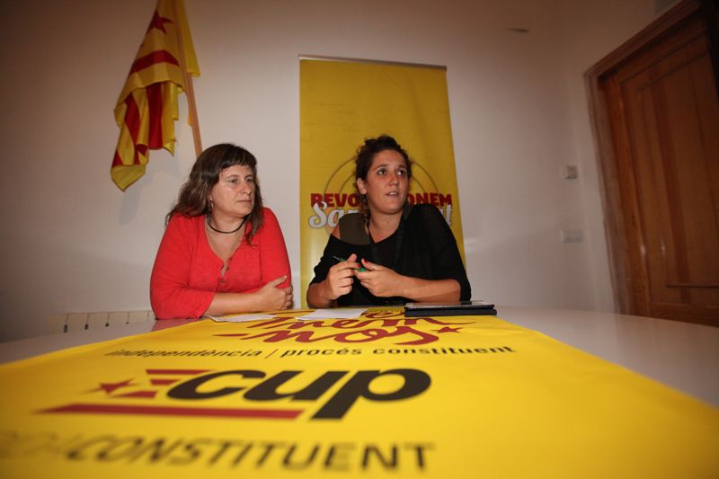  De dreta a esquerra, Maria Ferrer número 56 a la llista de la CUP, amb Núria Gibert. FOTO: Lali Puig