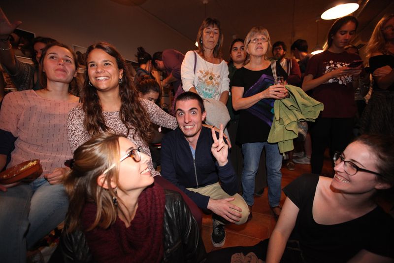 Un noi fa el símbol de victòria davant els 10 diputats aconseguits per la CUP al Parlament FOTO: Lali Puig