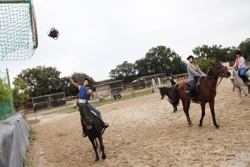 La finalitat: introduir a persones que ja saben muntar al horseball. FOTO: Lali Puig