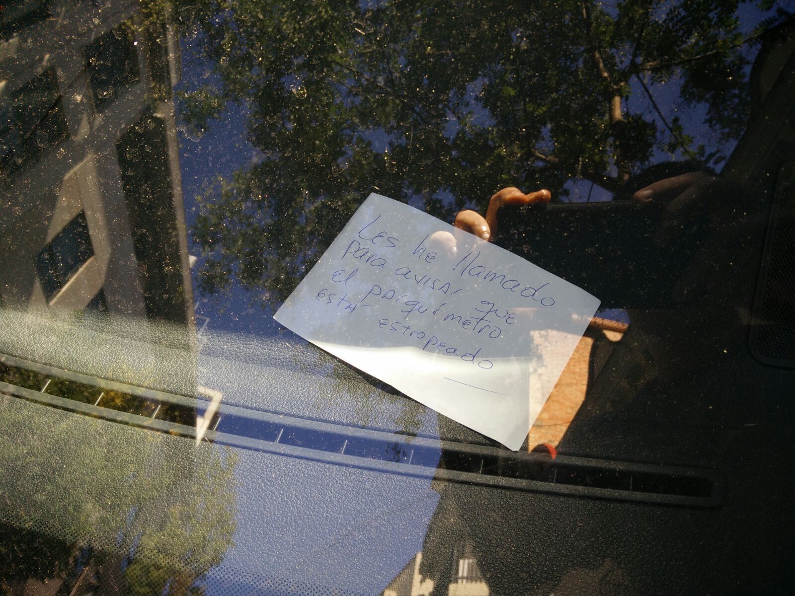 Tiquets improvisats dels usuaris. FOTO: Pere Fern&aacute;ndez