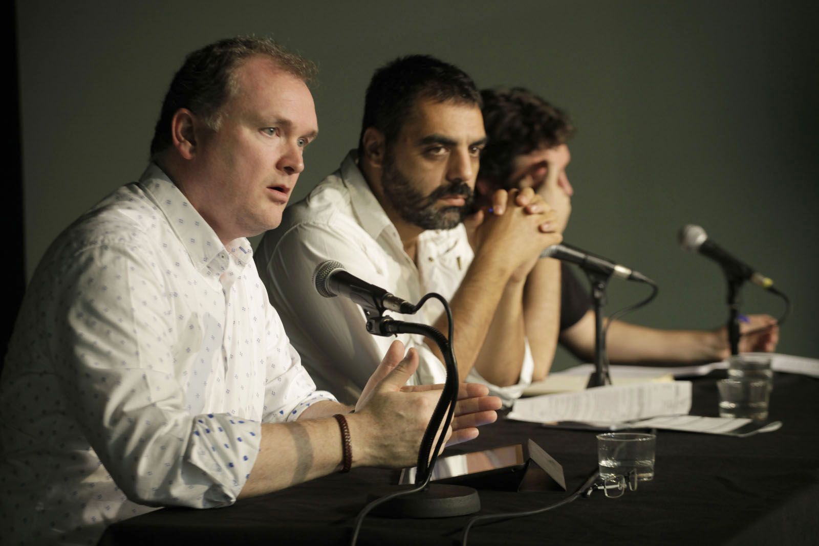 Albert Pont, del CCN; el periodista Jofre Llombart, moderador del debat; i Joan Manuel Busqueta, del col·lectiu Taifa i actual diputat de la CUP. FOTO: Artur Ribera