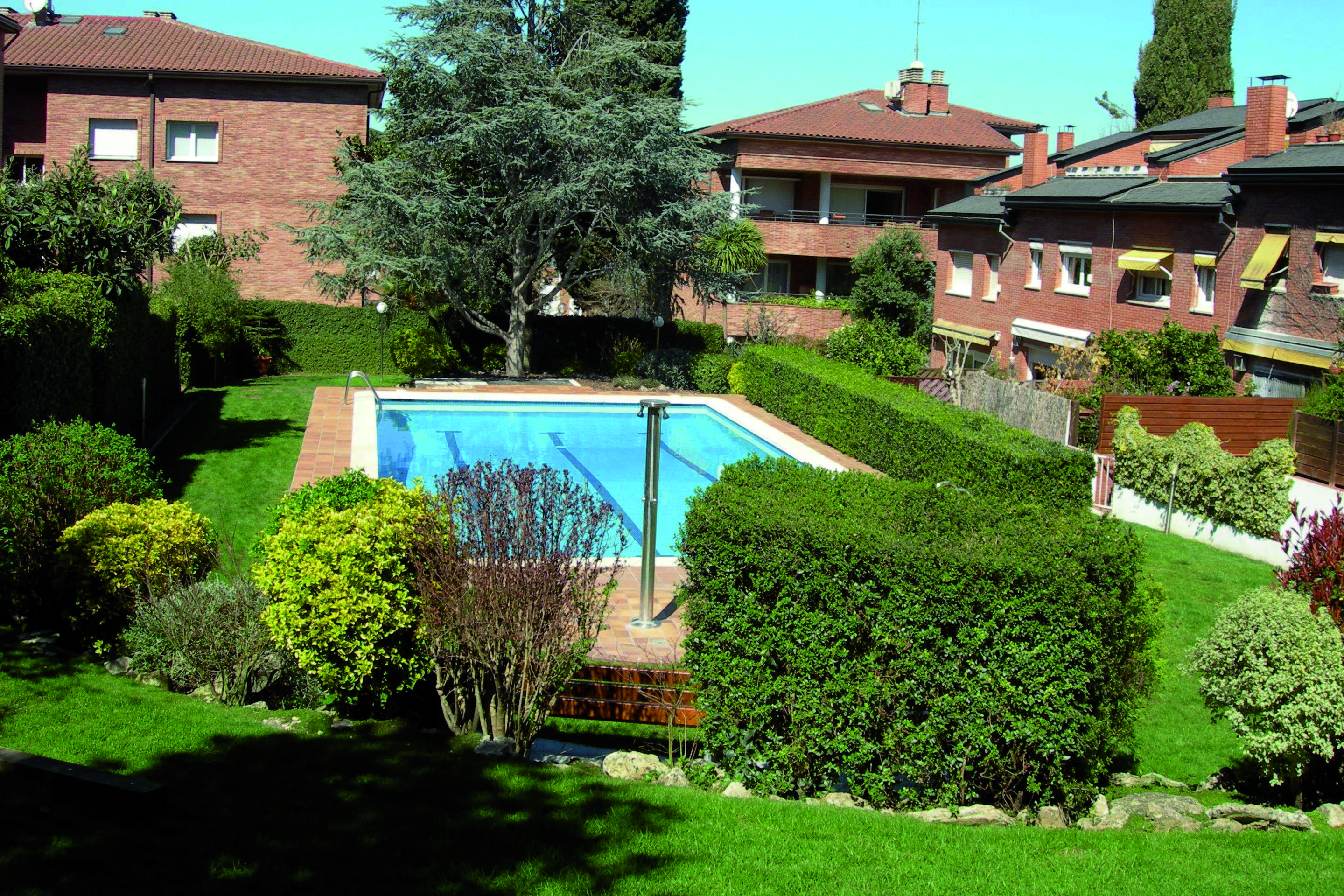 Zona Eixample. Casa adossada (250 m2). Saló amb llar de foc, 5 habitacions, 4 banys, estudi amb solàrium, zona comunitària amb piscina. Preu: 645.000 €. FOTO: Cedida