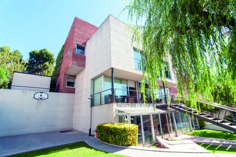 Zona Mas Fuster. Casa de disseny amb magnífiques vistes. 8 habitacions, 5 banys, piscina coberta i jardí privat. Preu: 895.000 €. FOTO: Cedida