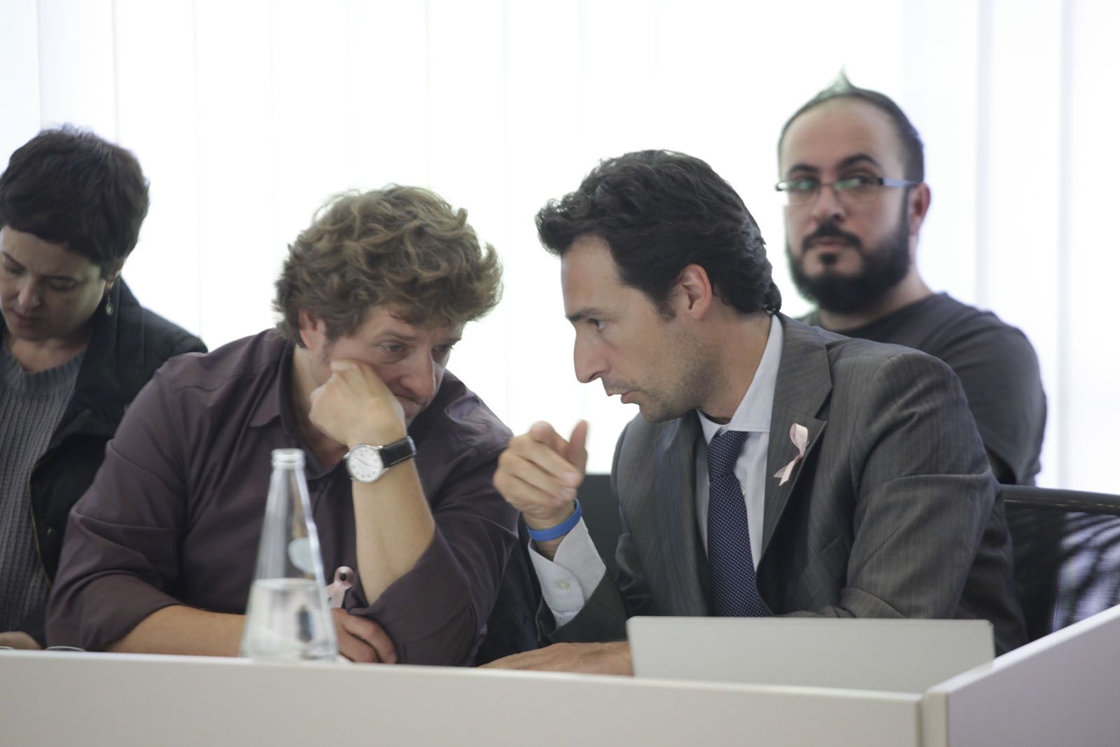 A l'esquerra Soler parlant amb Benejam (PP) al ple FOTO: Artur Ribera