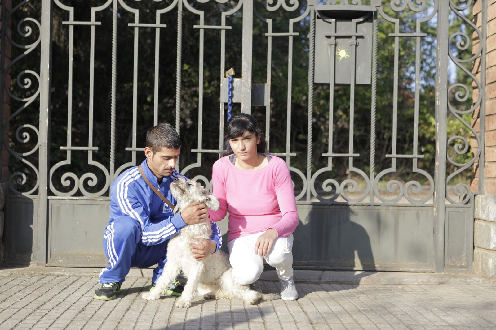 La parella desallotjada i el seu gos que amb tota seguretat anirà al Cau amic. FOTO: Artur Ribera 
