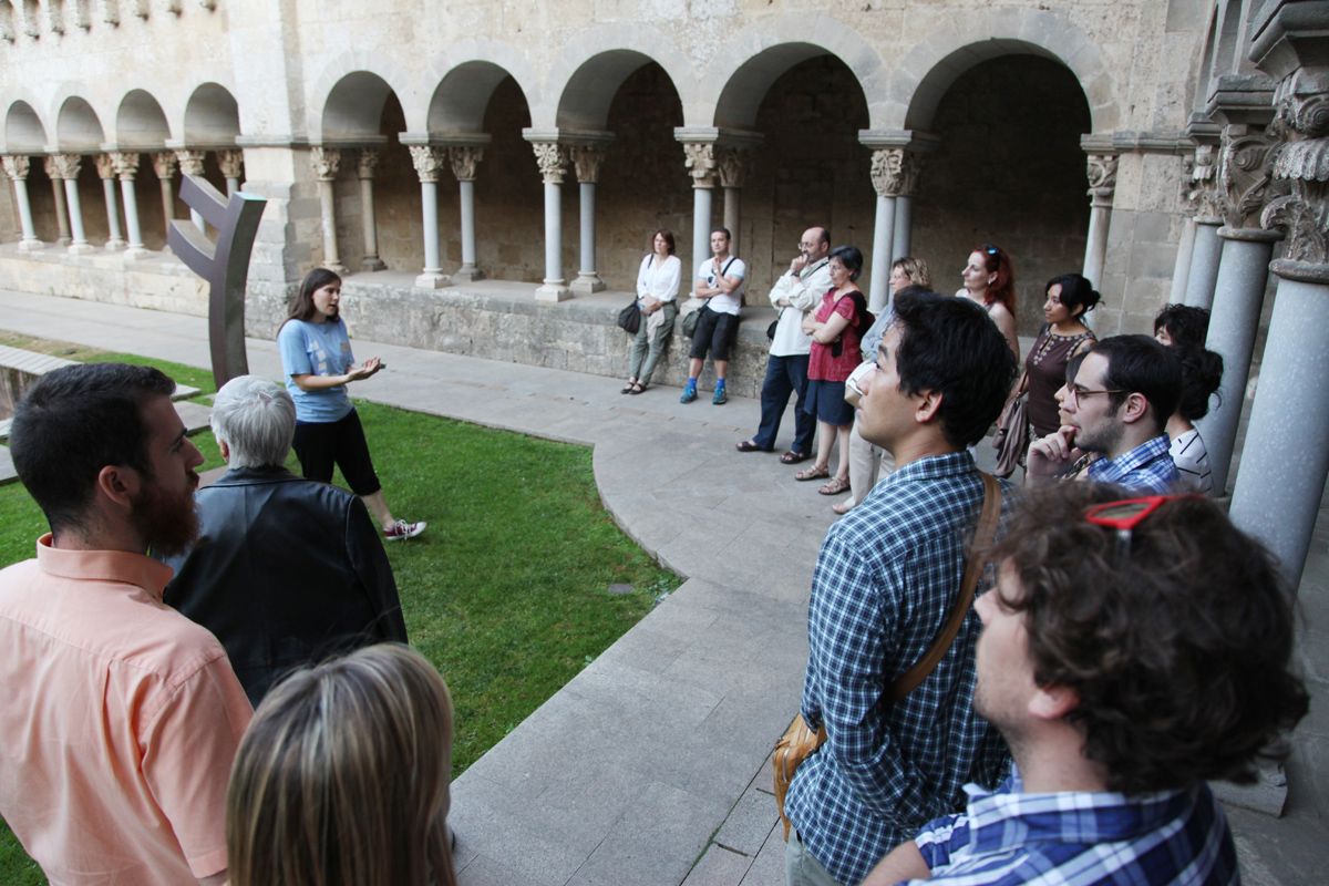 Una visita guiada al Claustre amb final de notes musicals. FOTO: Lali Puig