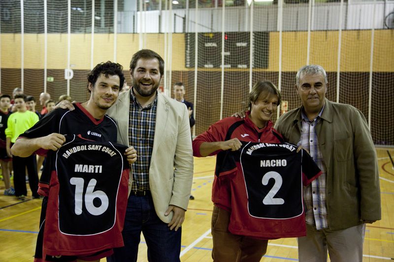 Els exjugadors i excapitans del primer equip, Martí Nicolau i Nacho Álvarez, també han estat homenatjats pel CH Sant Cugat. FOTO: Lali Puig