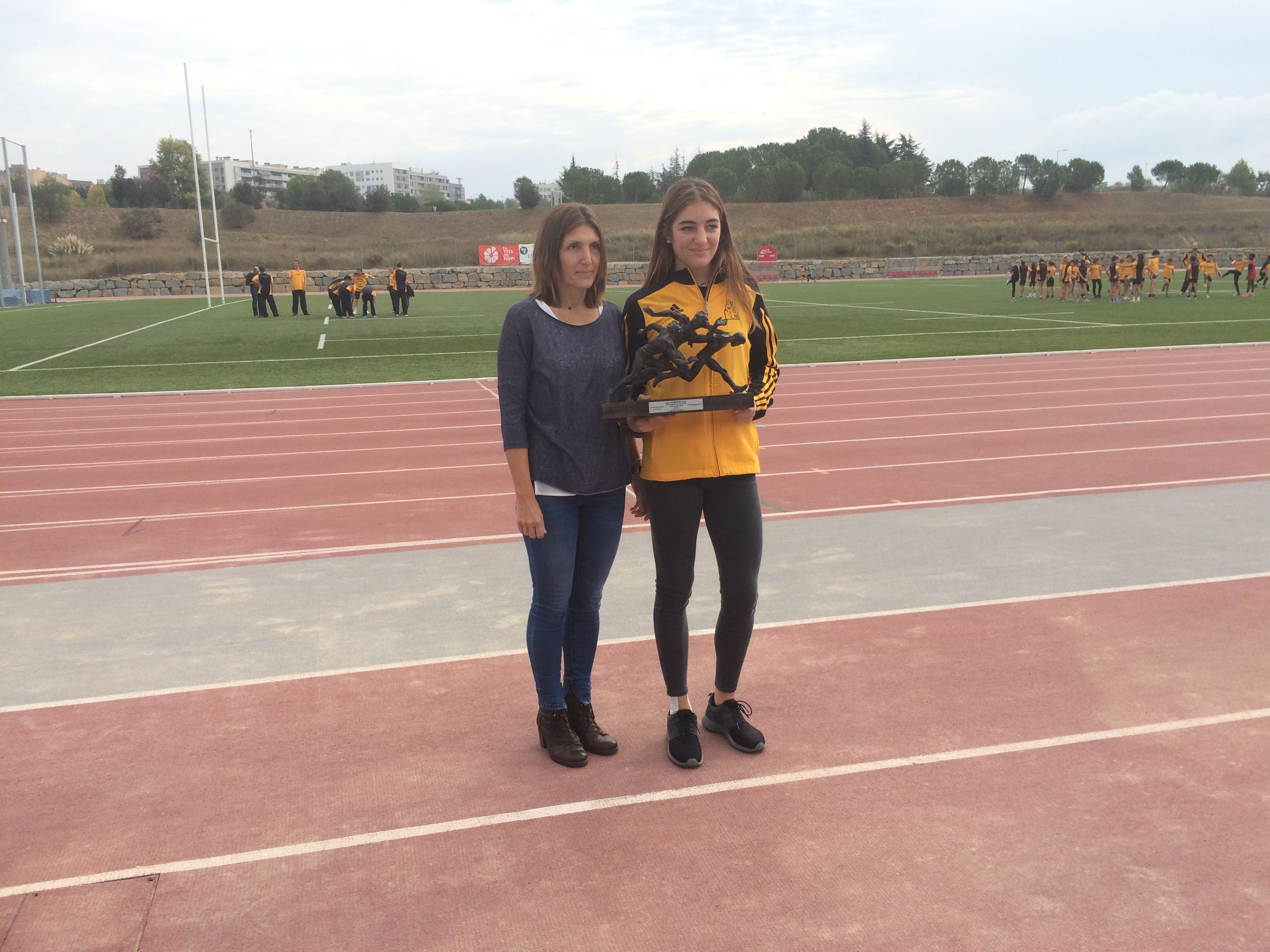 Laia González, amb el trofeu de millor atleta del CM Sant Cugat de la temporada 2014-2015. FOTO: À. L. P.