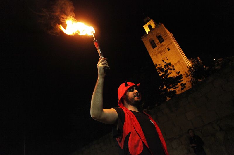 Els Diables han estat els encarregats d'encap&ccedil;alar la cercavila. FOTO: Lali Puig