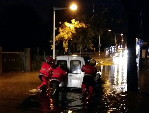 El cotxe atrapat per l'aigua al passeig del Nard. FOTO: Manel Cervantes