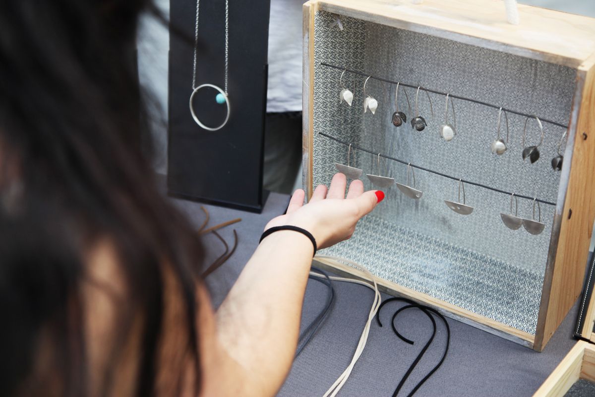 En el mercat es comercialitzen diversos productes de moda i complements. FOTO: Lali Puig