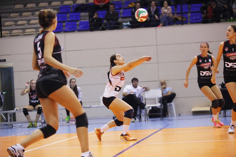 La lliure Aitana Garcia en una acció del partit. FOTO: Lali Puog La lliure Aitana Garcia en una acció del partit. FOTO: Lali Puog
