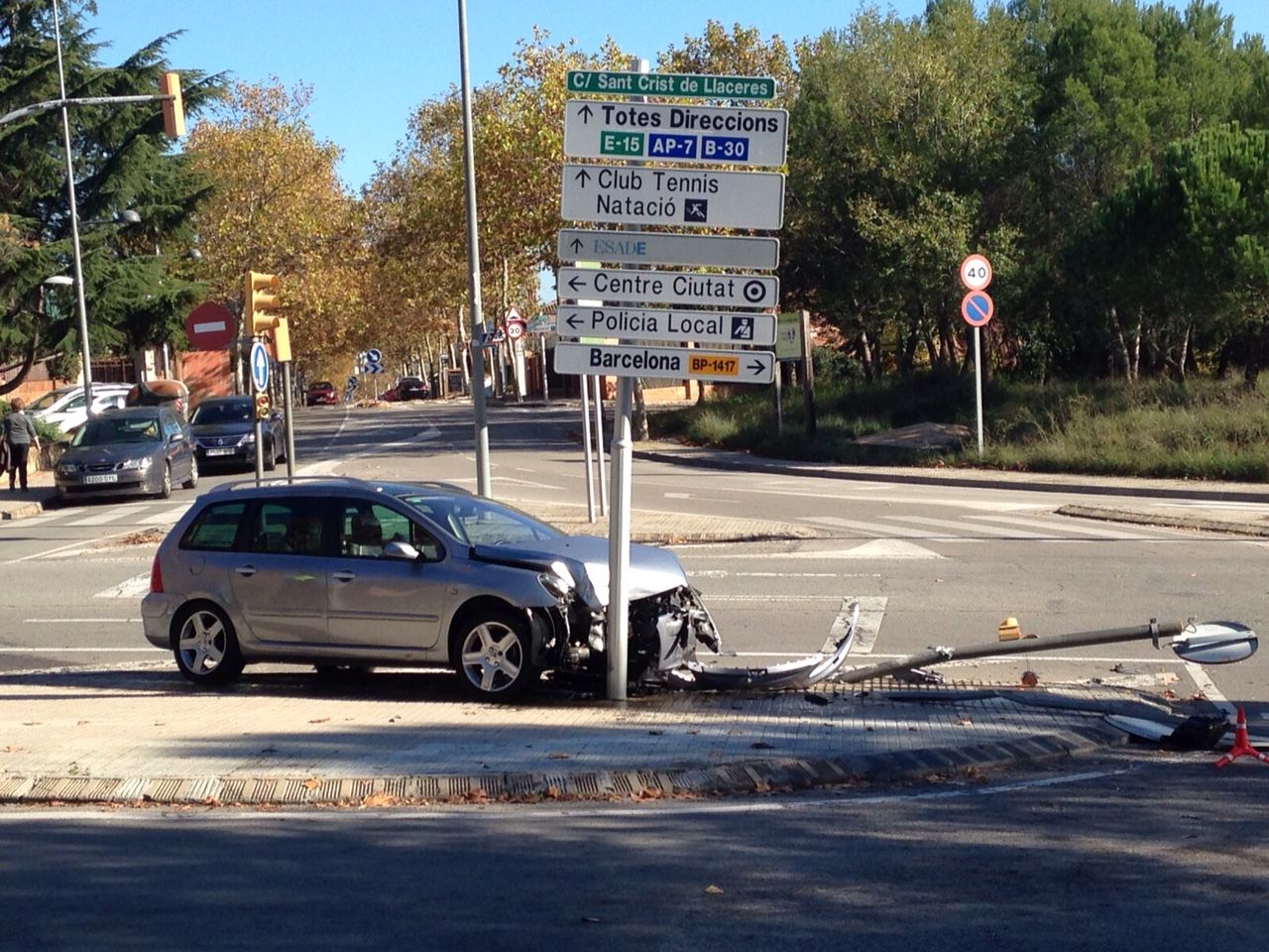 Un dels vehicles ha xocat contra els senyals. FOTO: Artur Ribera Un dels vehicles ha xocat contra els senyals. FOTO: Artur Ribera