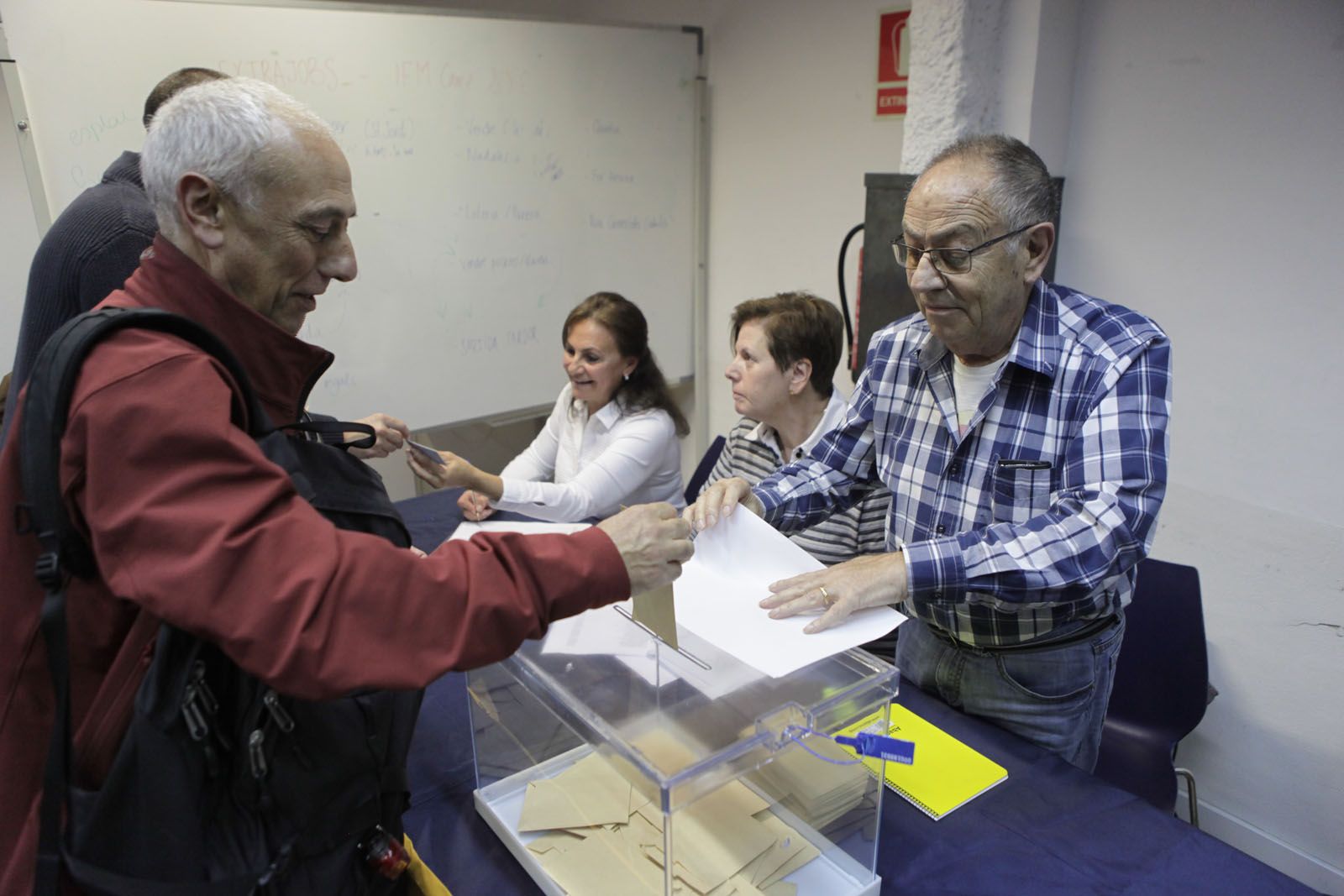 Un moment de la votació. FOTO: Artur Ribera