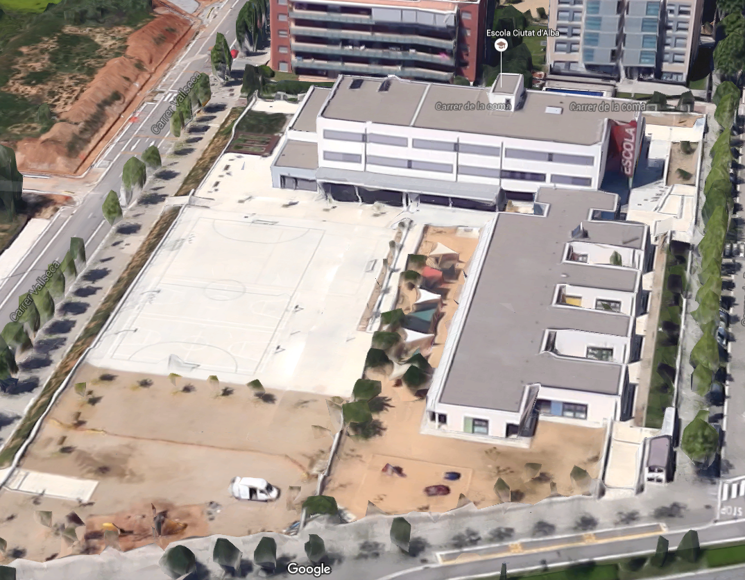 Imatge de la pista esportiva de l'escola des de l'aire. FOTO: Cedida