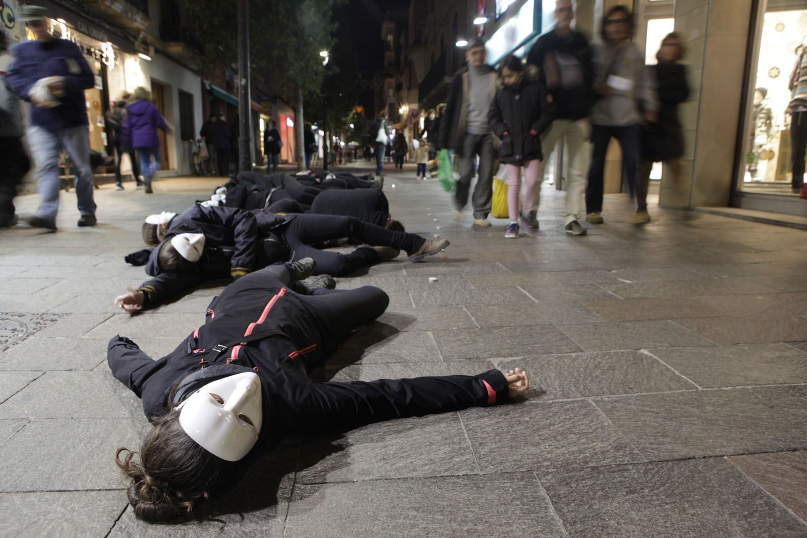 La 'performance' l'han feta al carrer de Santiago Rusiñol FOTO: Artur Ribera