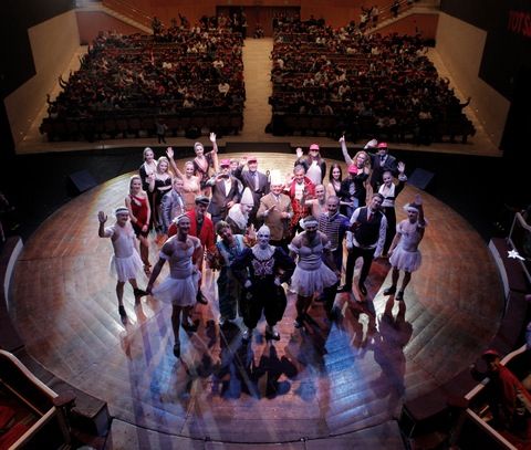 Foto de família del Circ Raluy amb els lectors del TOT. FOTO: Artur Ribera