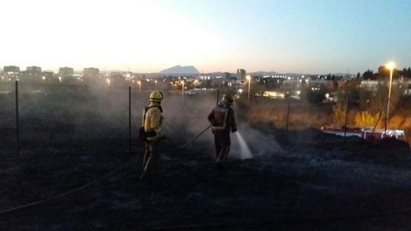 Bombers i ADF apagant l'incendi. FOTO: GIEADFSCV Bombers i ADF apagant l'incendi. FOTO: GIEADFSCV