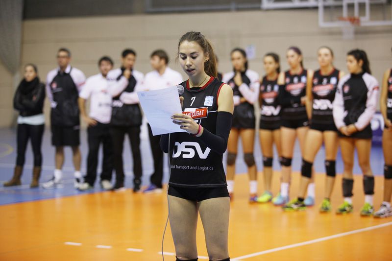 La capitana Júlia Bonet ha llegit un manifest contra la violència envers les dones. FOTO: Lali Puig