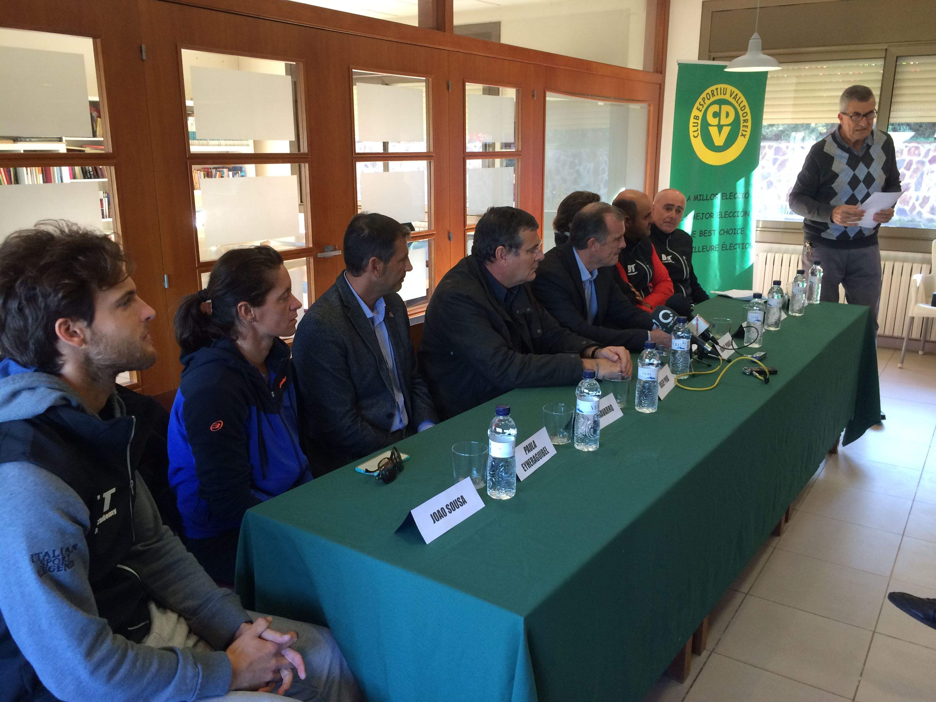 Joâo Sousa, Paula Eyheraguibel, Joan Navarro, Josep Puig, Joan Carles Pradell, Francis Roig, Jordi Vilaró i Àlvar Margets, en l'acte. FOTO: À. L. P.