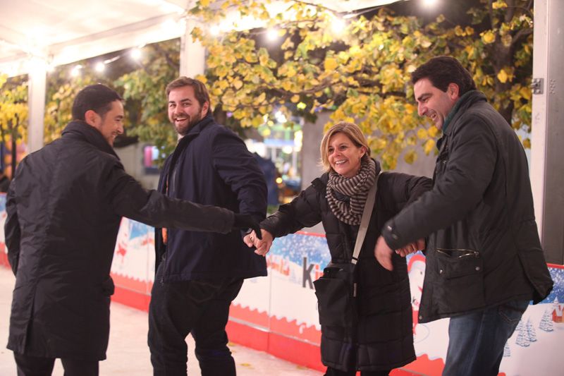 Regidors de Sant Cugat, alguns amb m&eacute;s dificultats que altres, s'han animat a provar la pista de gel. FOTO: Lali Puig