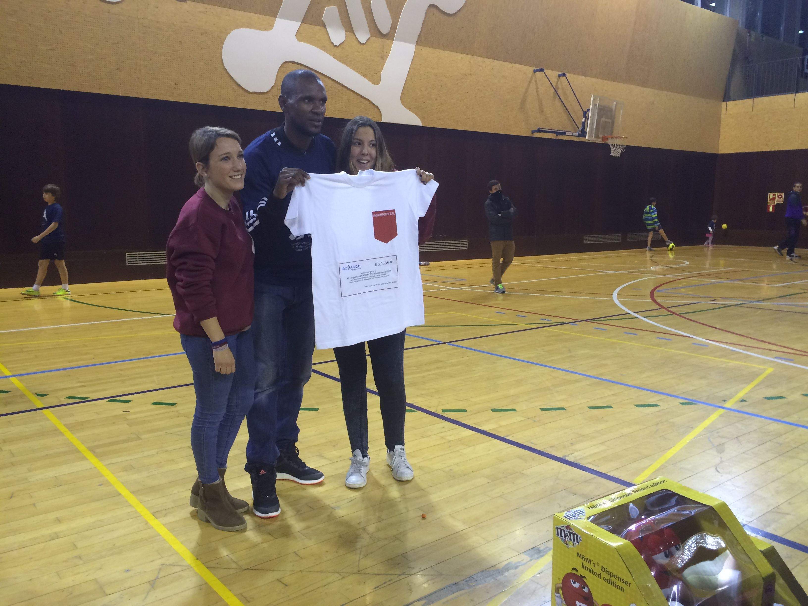 Representants de Mi Compañero de Viaje van lliurar un xec de 5.000 euros a la Fundació Eric Abidal. FOTO: À. L. P.