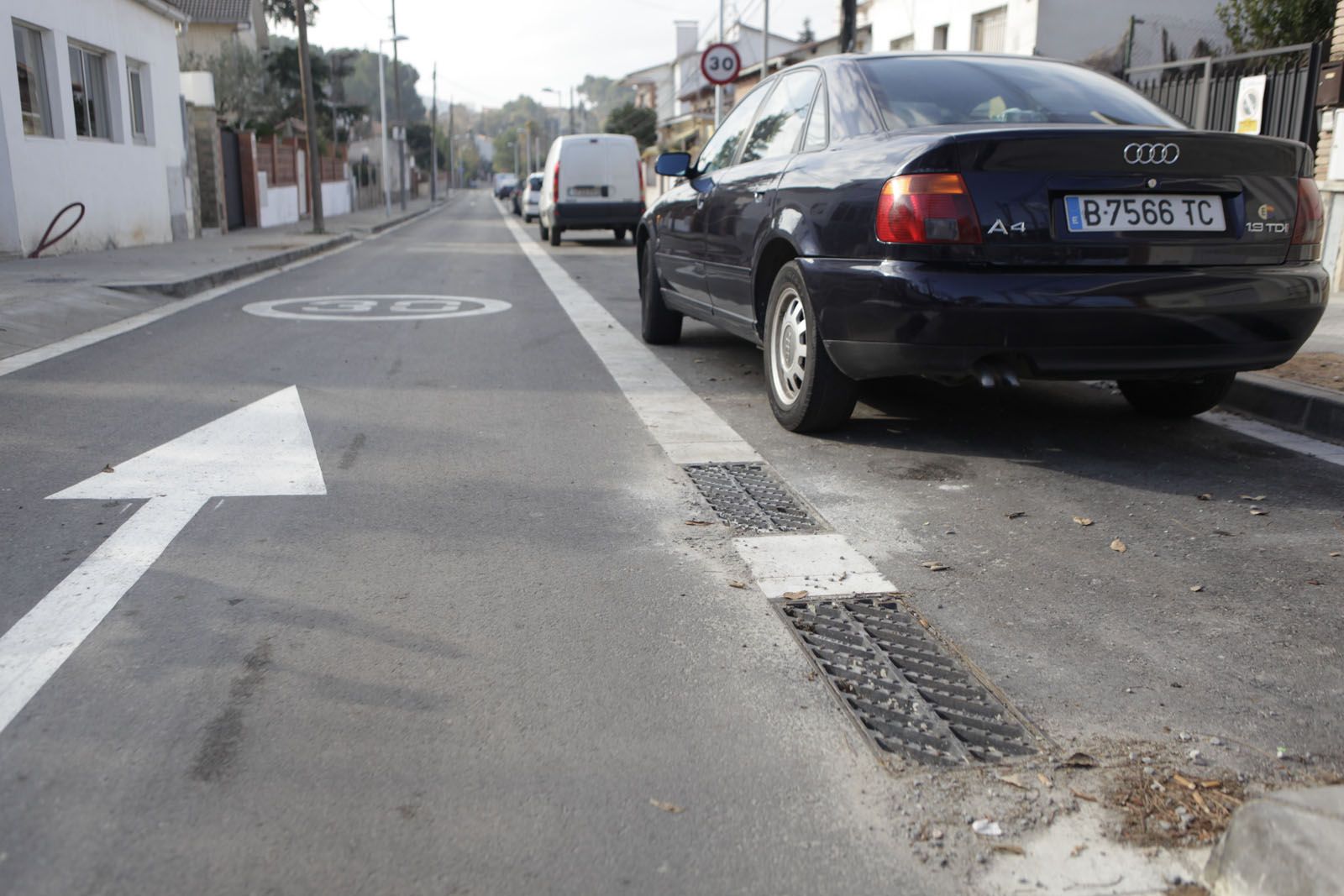 Segons els veïns, els embornals són l'origen de les males olors. FOTO: Artur Ribera Segons els veïns, els embornals són l'origen de les males olors. FOTO: Artur Ribera