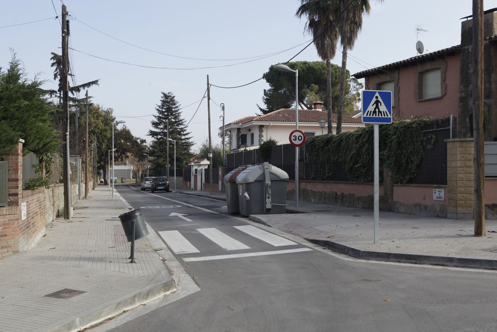 Com es veu, les línies telefòniques encara s'han de retirar. FOTO: Artur Ribera