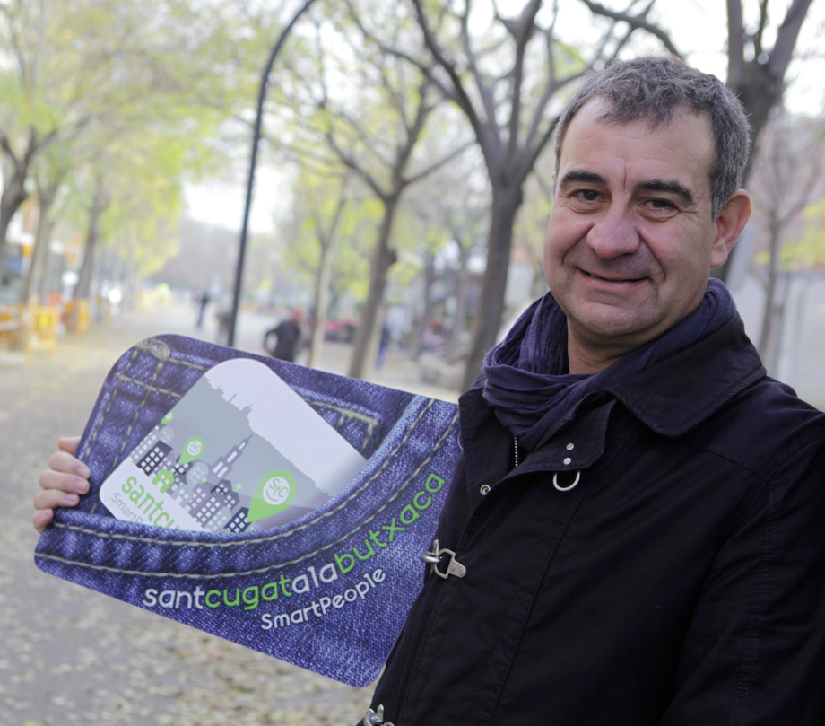 Carballo amb la targeta de promocions de Sant Cugat a la Butxaca. FOTO: Artur Ribera Carballo amb la targeta de promocions de Sant Cugat a la Butxaca. FOTO: Artur Ribera