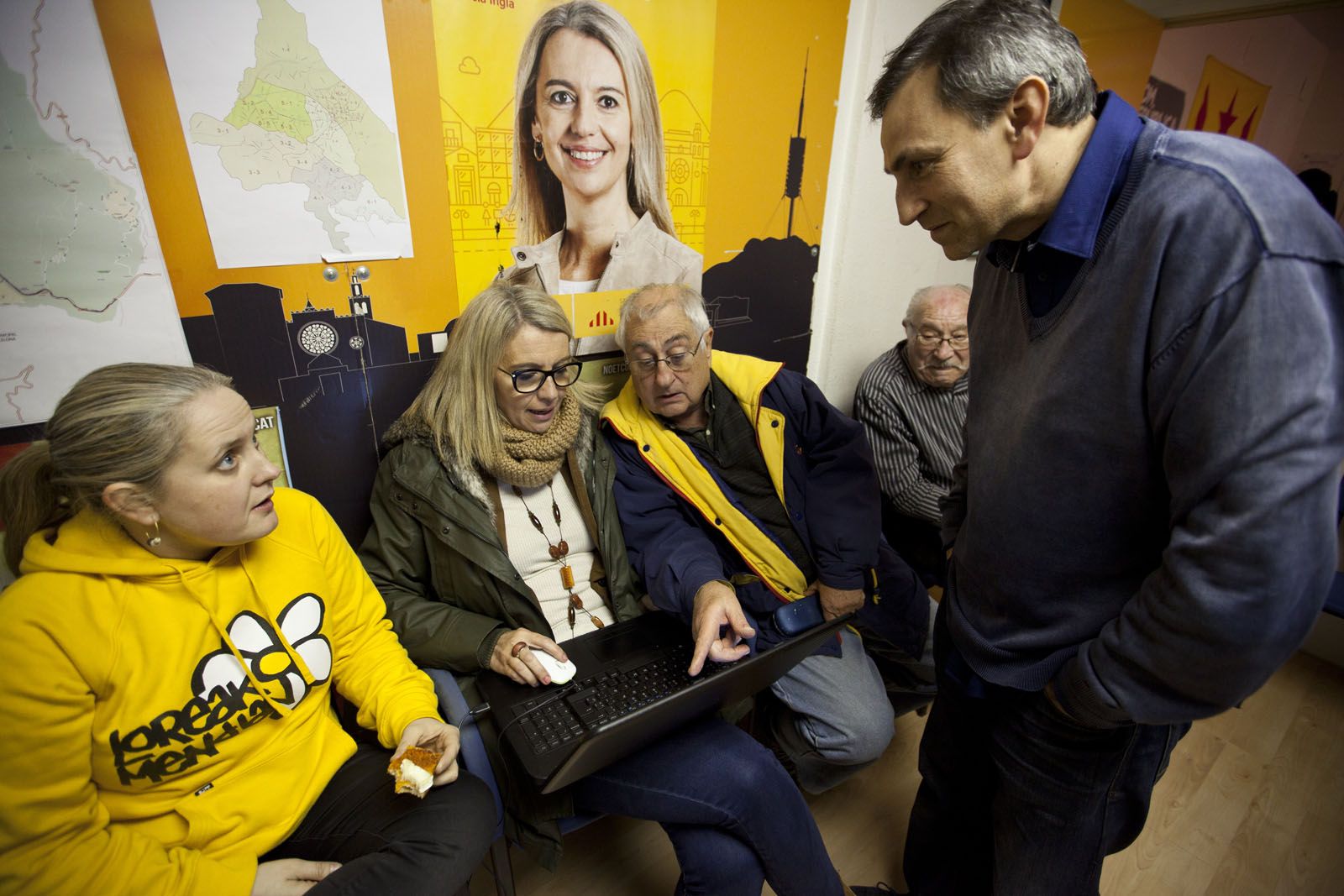 Membres del partit s'han trobat a la seu d'ERC per conèixer els resultats. FOTO: Lali Puig