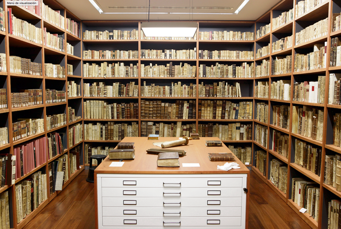 La biblioteca custodia un total de 913 metres lineals de prestatgeria amb el fons antic –amb manuscrits, incunables, llibres rars, obres dels segles xvi a xviii i pergamins– i que es conserva entre 18° i 20° de temperatura i a un 45% d’humitat . FOTO: Art