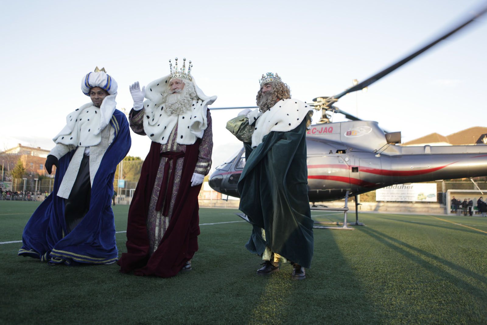 Com ja és tradició a Mira-sol, els Reis han arribat amb helicòpter. FOTO: Artur Ribera Com ja és tradició a Mira-sol, els Reis han arribat amb helicòpter. FOTO: Artur Ribera