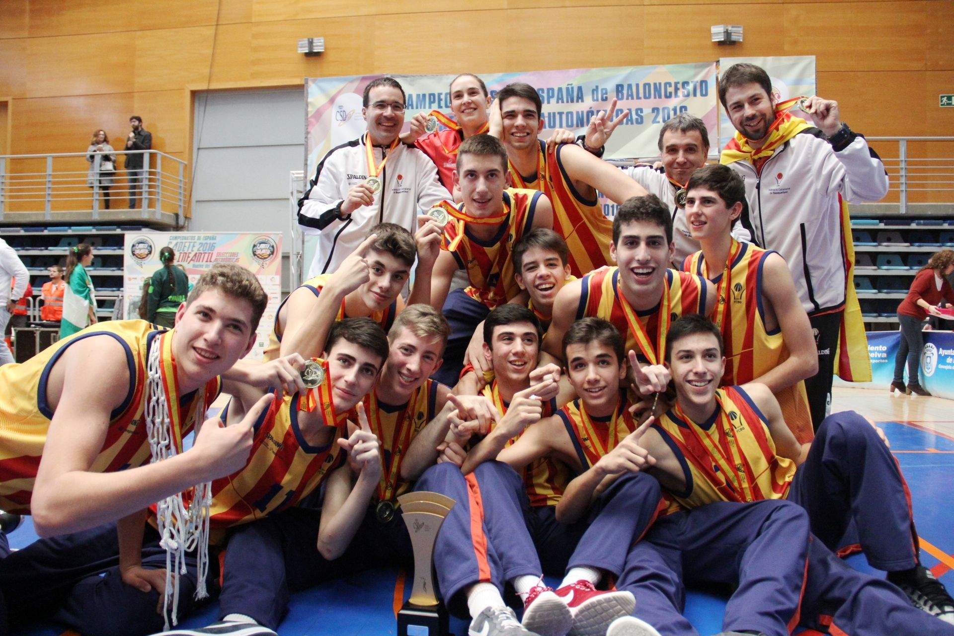 La selecció catalana cadet masculí, amb Xavi Coll al mig dels tres entrenadors, celebrant el títol: FCBQ La selecció catalana cadet masculí, amb Xavi Coll al mig dels tres entrenadors, celebrant el títol: FCBQ