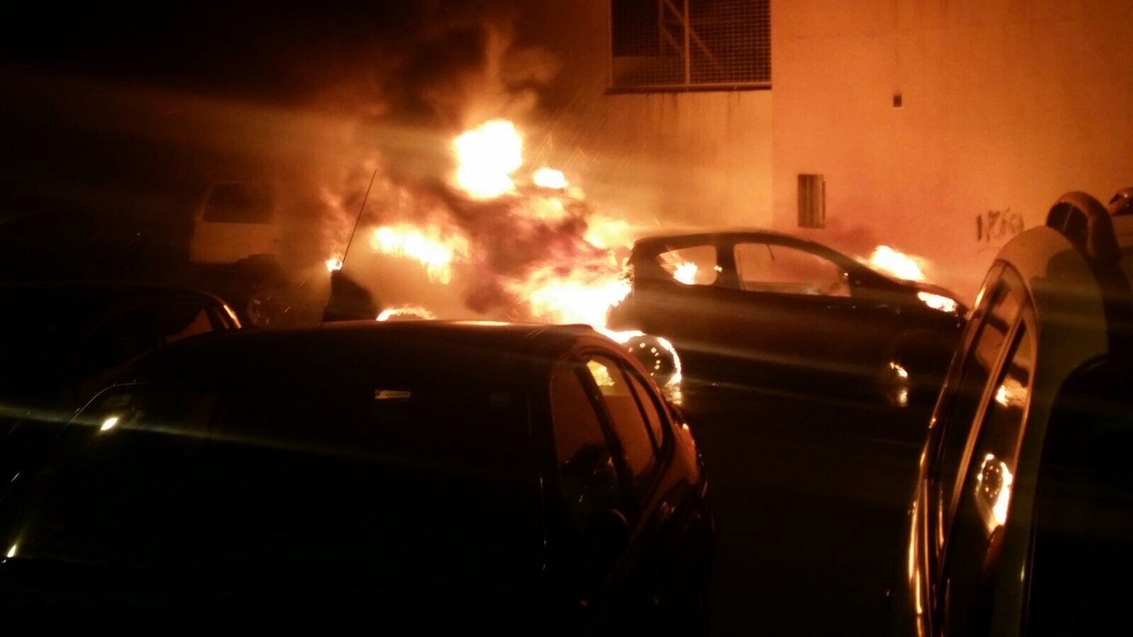 Finalment, s'han incendiat tres cotxes. 