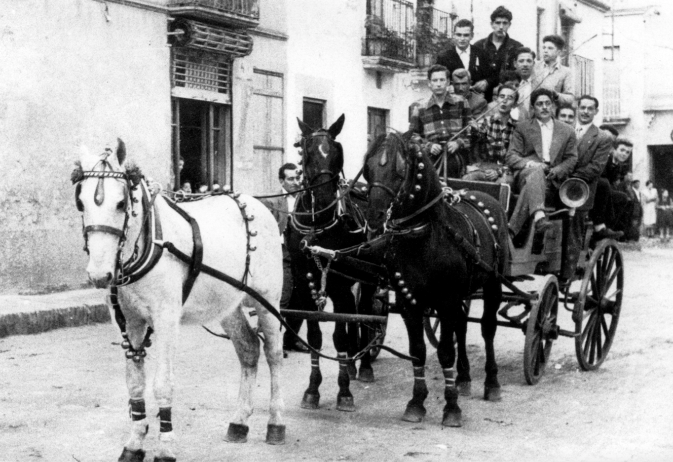 Un carro guarnit fent la volta a la plaça de Barcelona, l’any 1953. FOTO: Carles Cabanas