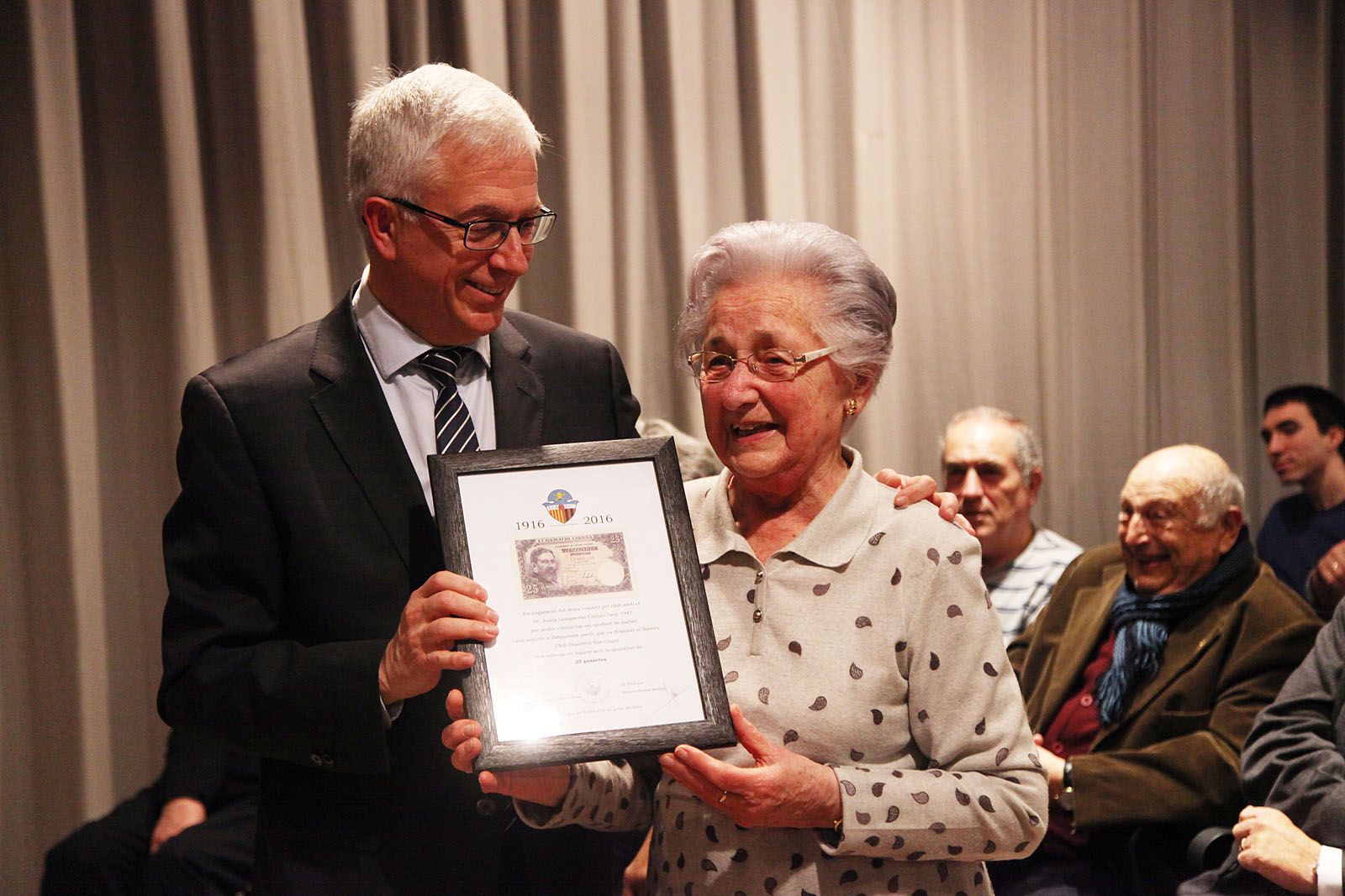 Llorenç Santasusagna ha lliurat un obsequi a Bentureta Casas, vídua de Josep Llongueras. FOTO: Lali Puig